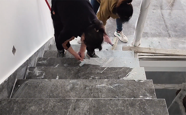 乳膠漆弄水泥地面怎么處理干凈?