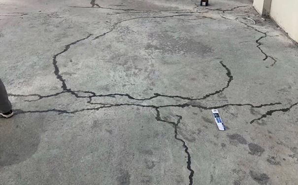 水泥地裂縫修補方法.png